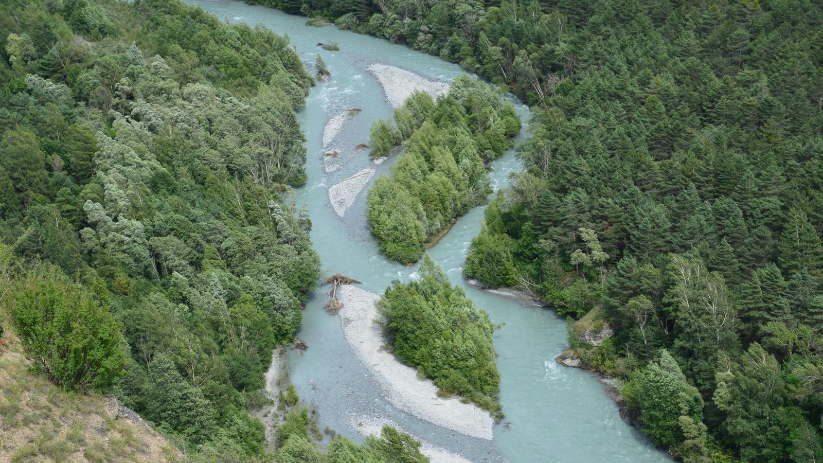 Rivière sinueuse traversant un paysage vert